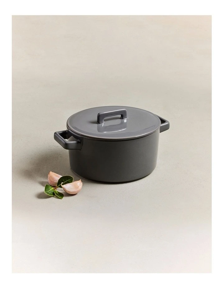 Maxwell & Williams Epicurious Round Casserole 1.3L Grey Gift Boxed - Image 3