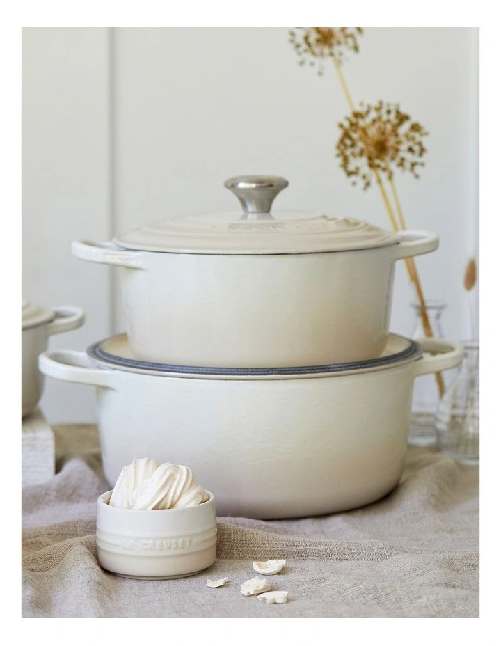 Le Creuset Signature Round Casserole 28cm Meringue - Image 2